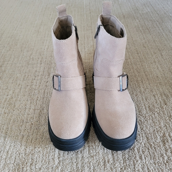 New UGG Ashton Short Waterproof Suede Buckle Boots, Size 7.5 - Picture 2 of 16